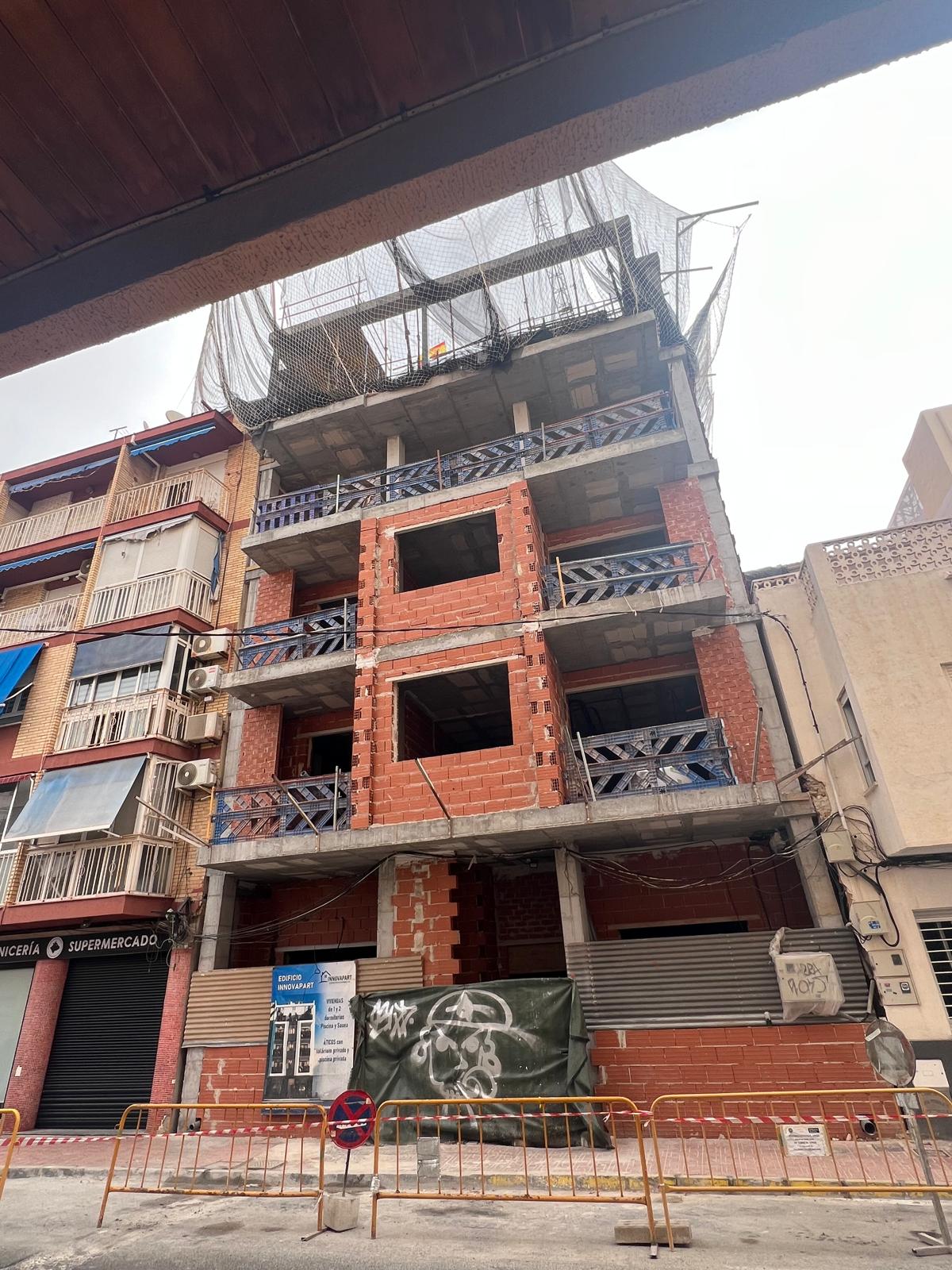 The monolithic structure of the entire house has been fully completed. As a symbol of the completion of the works, a flag has been placed on the house.