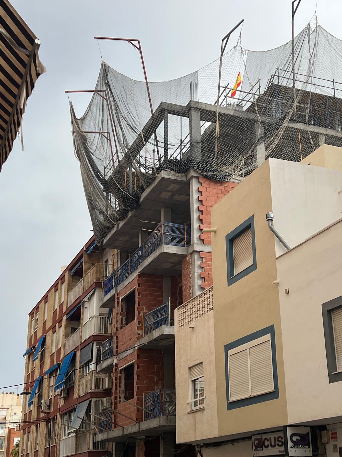 The monolithic structure of the entire house has been fully completed. As a symbol of the completion of the works, a flag has been placed on the house.
