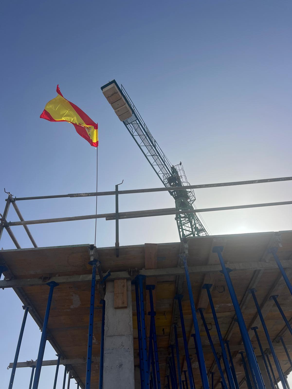 The monolithic structure of the entire house has been fully completed. As a symbol of the completion of the works, a flag has been placed on the house.