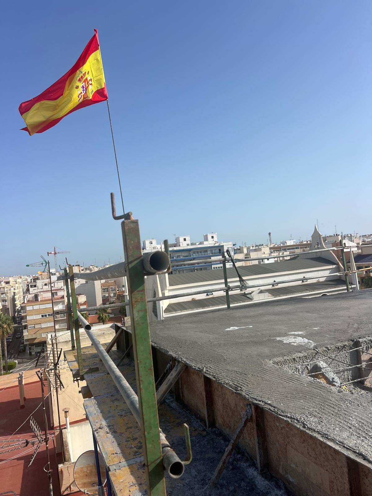 The monolithic structure of the entire house has been fully completed. As a symbol of the completion of the works, a flag has been placed on the house.
